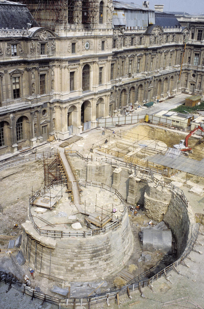 Fouilles de la Cour carrée révélant les vestiges du Louvre médiéval, en 1984.
