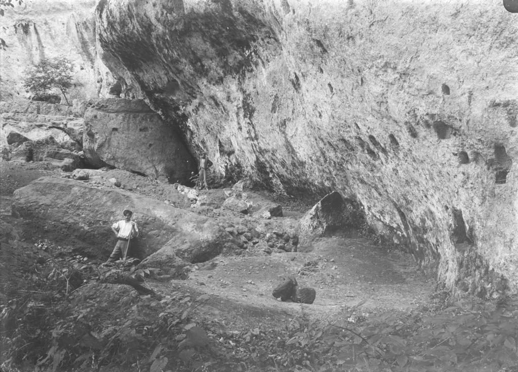 Les fouilles de Denis Peyrony sur le site de La Madeleine. 