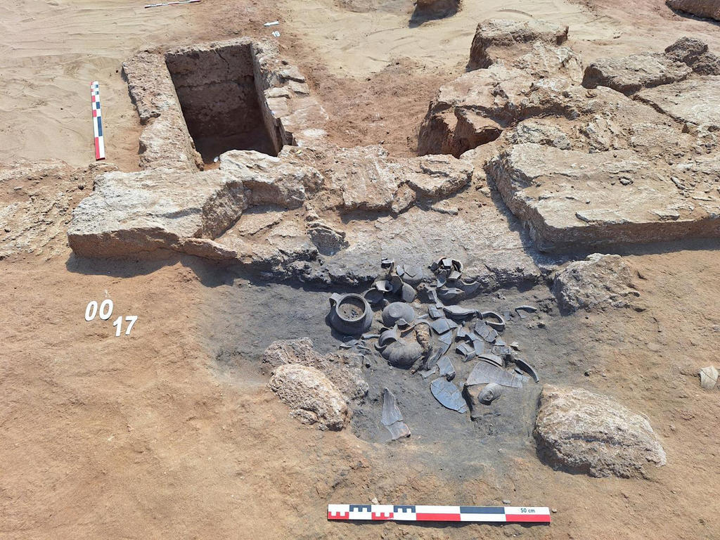 Le foyer rituel FR 17 est posé contre le mur de péribole, le long de la voie antique, face à la tombe SP 19.