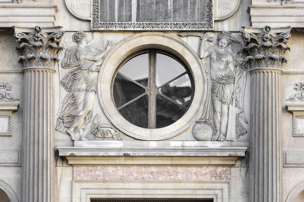 Jean Goujon, couple de figures d’un oculus ornant l’avant-corps central de la façade Henri II élevée par Pierre Lescot : peut-être la Guerre et la Paix.