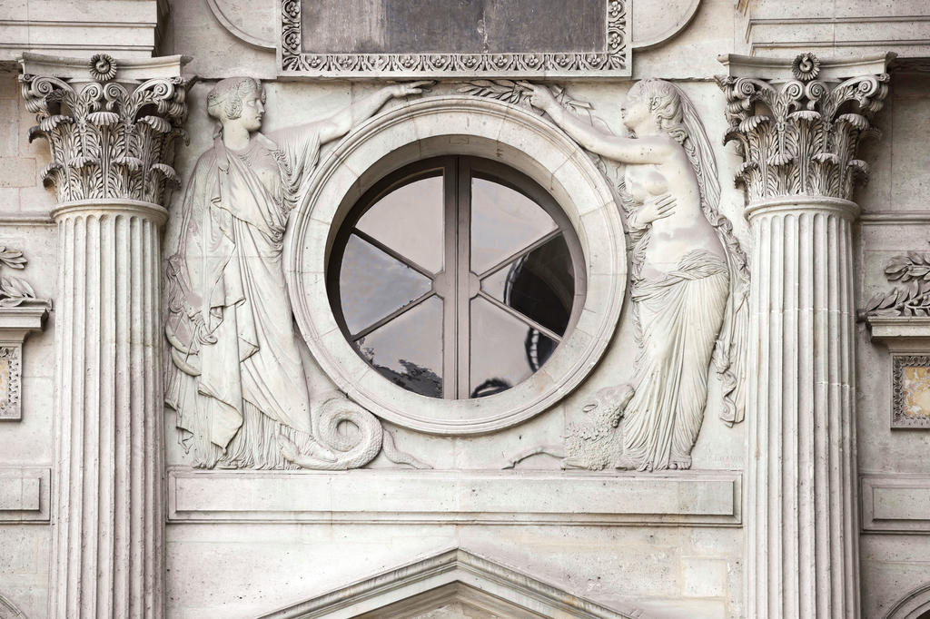 Pierre Jean David d’Angers, L’Innocence implorant la Justice, oculus du rez-de-chaussée de la Cour carrée, aile orientale, 1824.