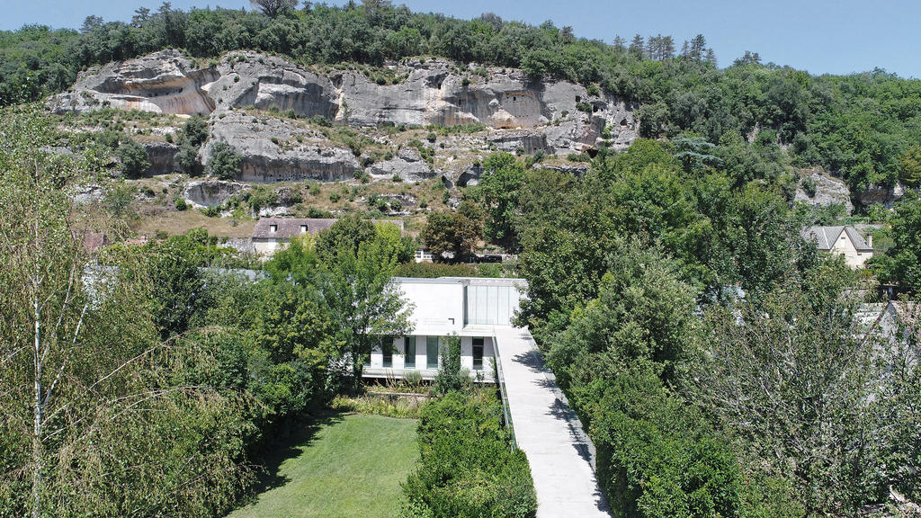 Le Pôle d’interprétation de la préhistoire, aux Eyzies, au pied de la falaise où s’ouvre la grotte Richard, célèbre pour son rôle dans la naissance de la préhistoire en tant que discipline.