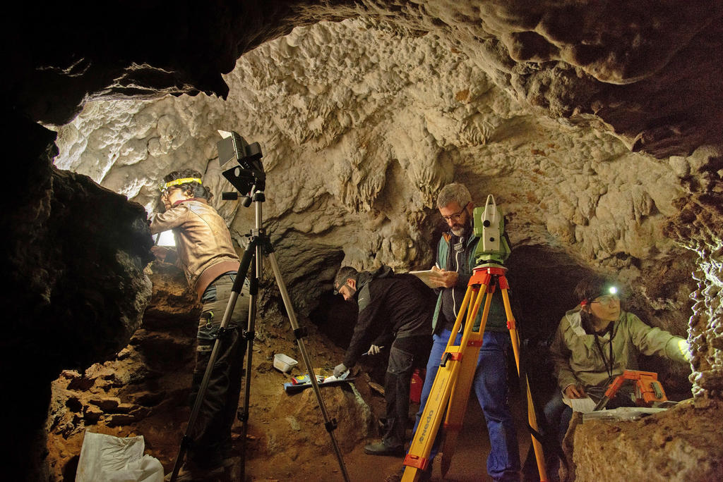Opération de recherche en art pariétal et relevés topographiques dans la grotte de La Mouthe.
