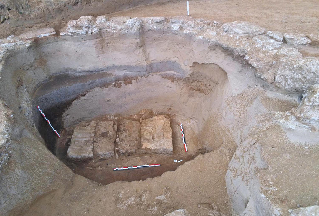 La sépulture SP 30 et sa double couverture tumulaire. Elle est encadrée en surface par un mur d’enceinte qui l’isole de la voie antique. 