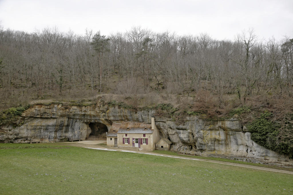 Le site de la grotte des Combarelles : le porche des Combarelles I & II et le bâtiment d’accueil.