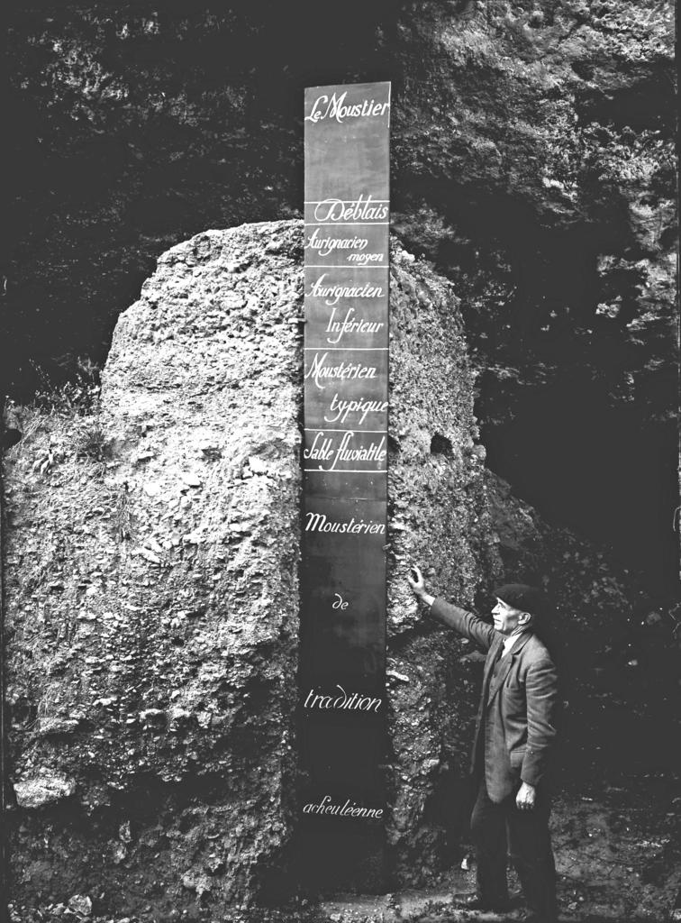 Denis Peyrony devant la stratigraphie du site du Moustier. 