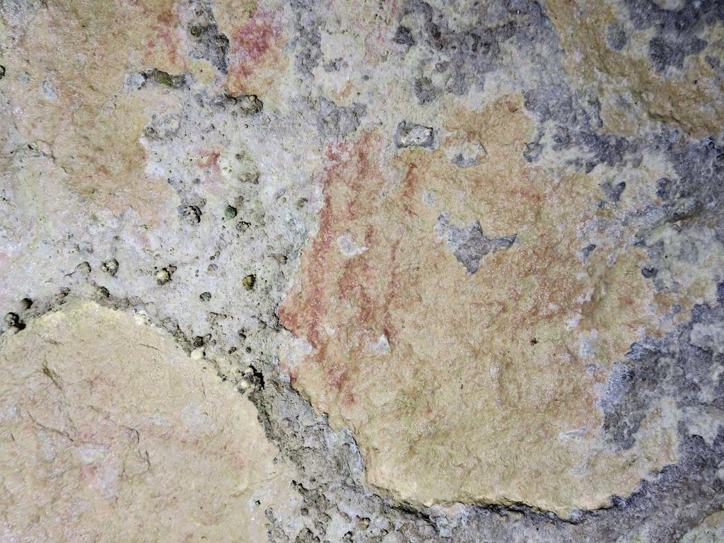 Signe aux traits parallèles peint à l’ocre rouge dans l’abri sépulcral de Cro-Magnon. 