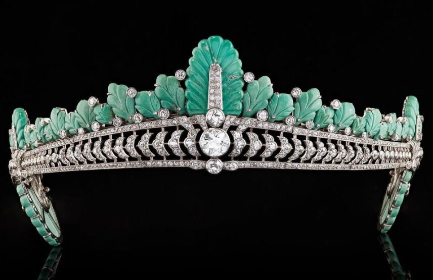 Cartier, diadème en platine, diamants et turquoises, 1930. D. 33,5 cm ; H. 4,7 cm. Vente Londres, Bonhams Cornette de Saint Cyr, 5 juin 2025. Estimé : 250 000/350 000 £. Adjugé : 889 400 £ (1 029 987 € frais inclus).