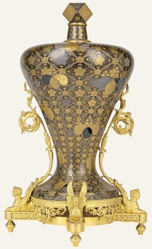 François Rémond (1747-1812), bouteille à saké ayant appartenu à Madame de Pompadour, Japon, époque d’Edo, avant 1764 (bouteille), 1783 (monture). Bronze fondu, ciselé et doré, bois laqué noir, décor en maki-e d’or, d’argent et d’étain, H. 46,2 cm ; D. 28,2 cm. 
