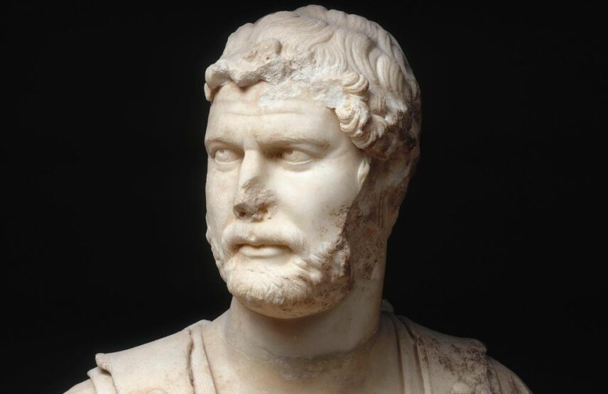 Portrait en buste d’Hadrien (détail), vers 130 après J.-C. Marbre, 64 x 60 x 33 cm. Paris, musée du Louvre, département des Antiquités grecques, étrusques et romaines.