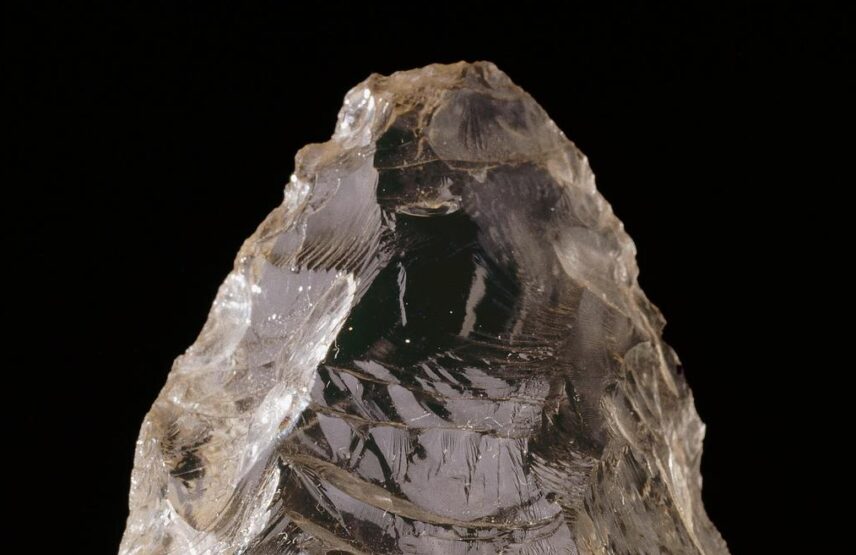 Racloir en cristal de roche (détail). Dim. : 6,0 x 3,3 x 1,5 cm. Abri des Merveilles, Sergeac, Dordogne. Fouilles MacCurdy, 1929. MAN 76 595 – 1.