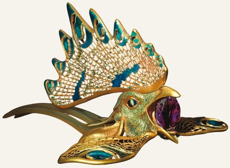 René Lalique (1860-1945), Diadème coq, vers 1897-1898. Or, corne, améthyste, émail, 9 x 15 cm. Lisbonne, Fondation Calouste Gulbenkian – musée Calouste Gulbenkian.