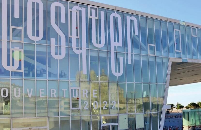 Vue extérieure de la Villa Méditerranée. L’agence de l’architecte Corinne Vezzoni a été en charge du projet « Cosquer Méditerranée » dans la Villa Méditerranée construite par l’architecte Stéphane Boeri en 2013. Ce bâtiment est doté d’une grande avancée en porte-à-faux de 40 m de long.