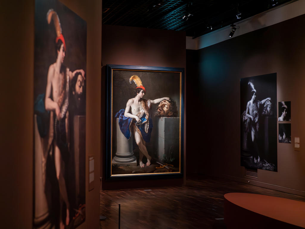 Vue de la section de l’exposition « Dans l’atelier de Guido Reni » consacrée aux David. Au centre, le David conservé à Orléans.