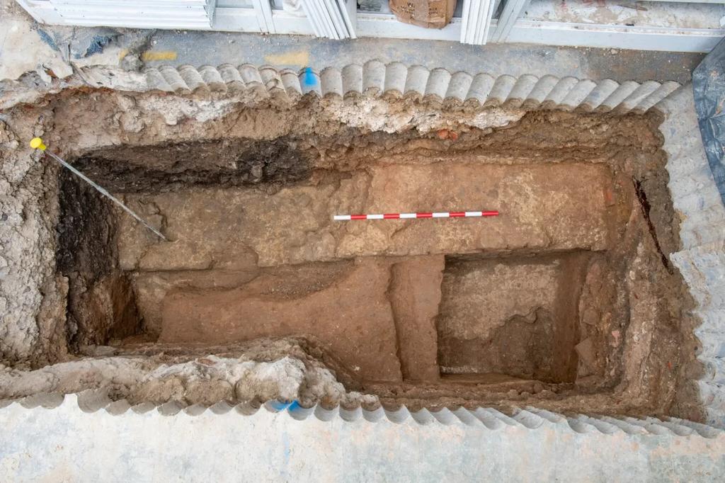 L'une des excavations révélant des murs romains.