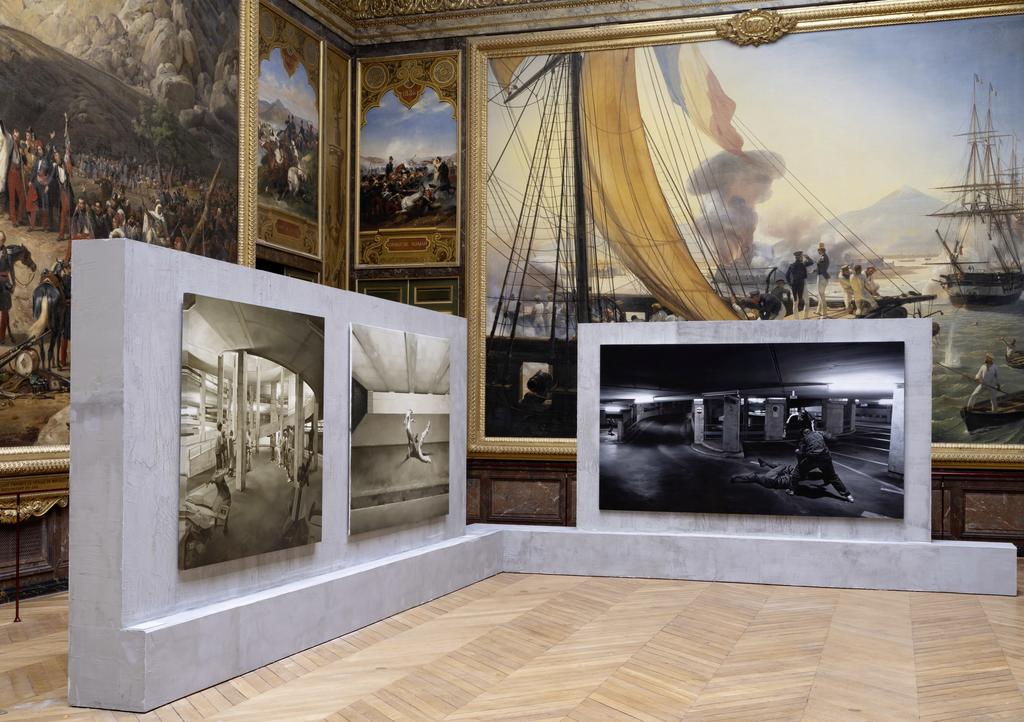 Vue de l’exposition « Guillaume Bresson Versailles ». Les toiles d’Horace Vernet sont visibles derrière celles de Guillaume Bresson.
