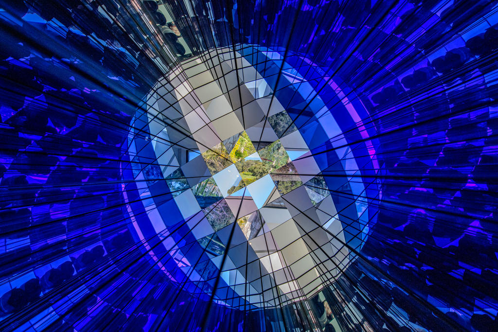 Vue de l'œuvre d’Olafur Eliasson dans l'exposition « Vertigo », Villa Carmignac, 2025.