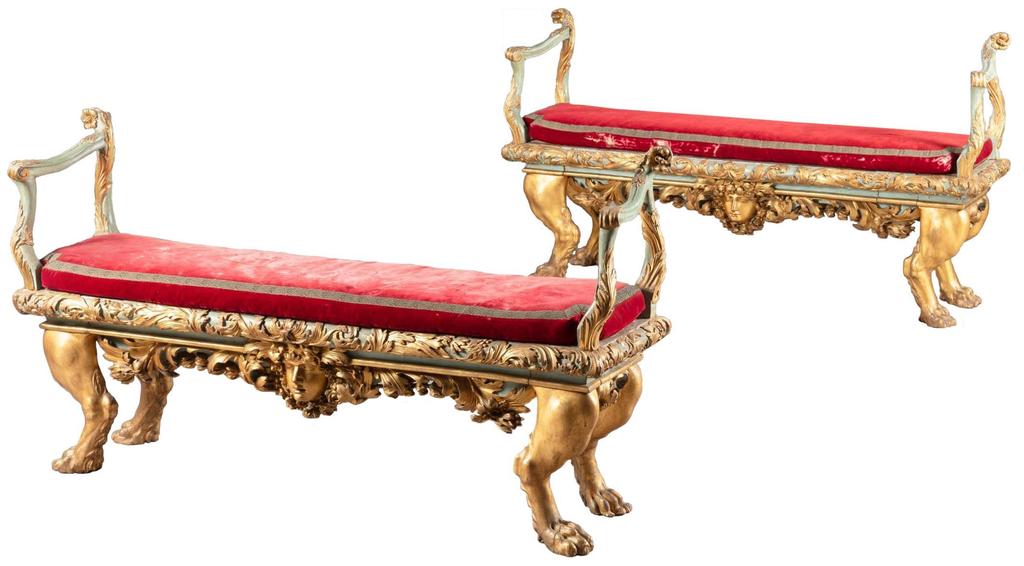 Paire de banquettes peintes en bleu et doré, travail italien, Rome, milieu du XVIIIe siècle. La frise sculptée d’acanthes au-dessus de tabliers de chaque côté centrés par un masque féminin délivrant des acanthes sur des supports monopodes, garniture et coussin de velours rouge, 86 x 158 x 40 cm. Adjugé : 381 000 € (frais inclus) chez Sotheby’s Paris le 28 février 2024. 