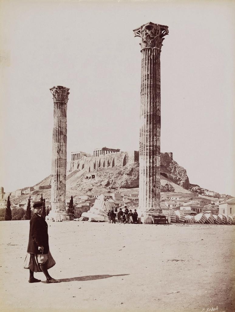 Alfred Nicolas Normand, Athènes, Acropole, temple d’Hadrien, 1852. Négatif papier ciré retouché. Paris