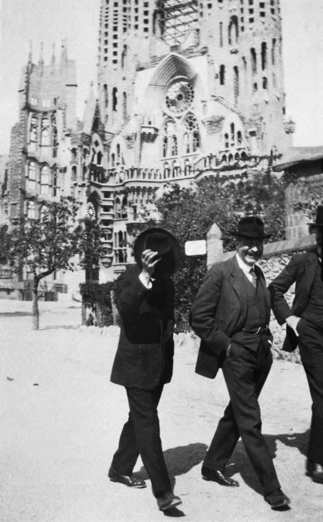 Antoni Gaudí (à gauche) et Lluís Millet devant la Sagrada Familia en septembre 1920. Barcelone, Centre de Documentació de l’Orfeó Català.