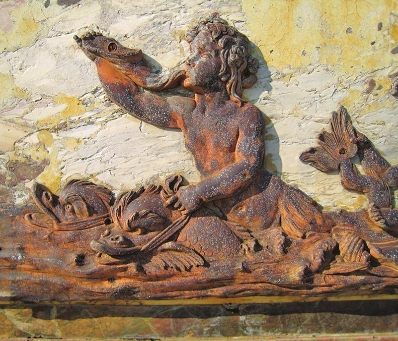 Sculptures en plomb sur le bas-relief central du Buffet d'eau, avant, pendant et après restauration.