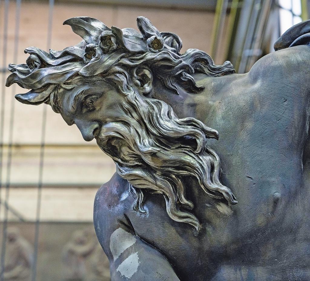 Neptune en cours de restauration à la Fondation de Coubertin