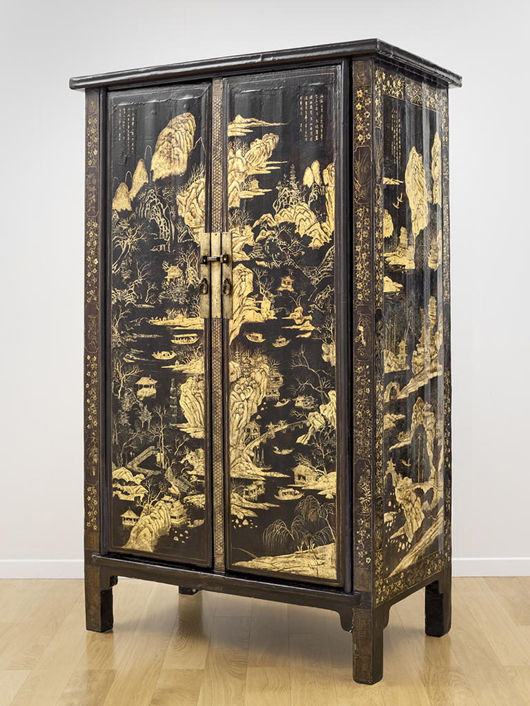 Armoire en bois laqué et doré, dynastie Qing, XVIIIe siècle. 197 x 119 x 66,5 cm. Toulouse, musée Georges-Labit. Donation Simone Brunau.