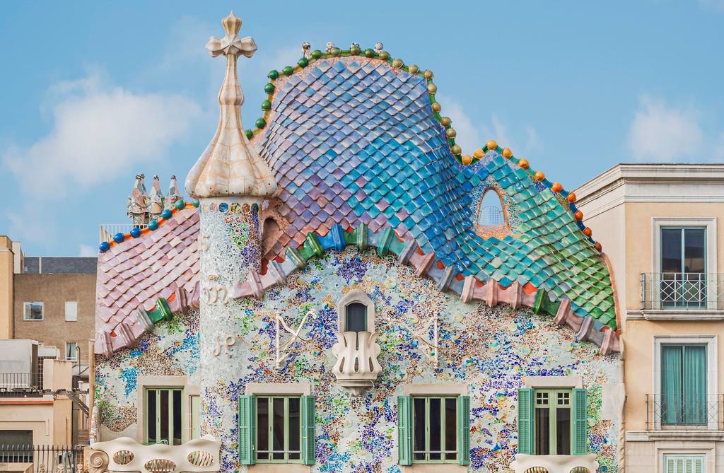 Détail de la façade sur rue de la Casa Batlló, restaurée en 2019.