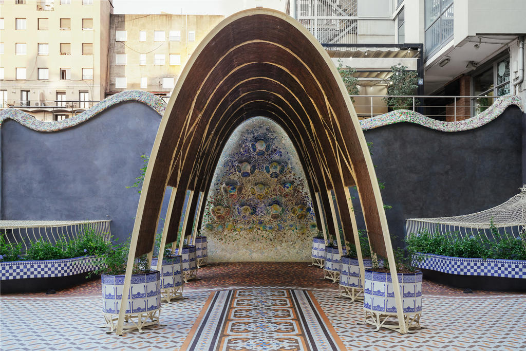 Dans la cour privée de la Casa Batlló, la pergola avait été détruite : elle vient d’être restituée. 