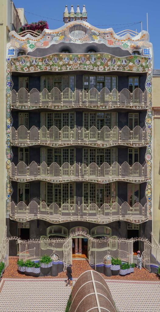La façade arrière et la cour de la Casa Batlló viennent d’être restaurées. Les grilles des balcons ont retrouvé leur couleur blanche d'origine et le stuc, sa couleur noire.