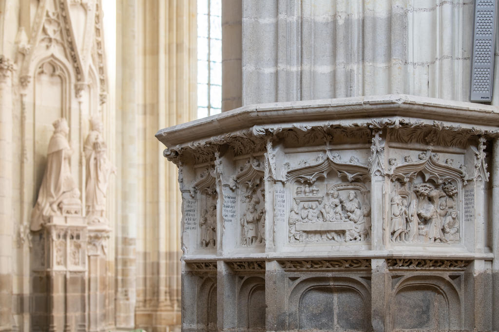 Les traces de l'incendie demeureront sur certains murs de la cathédrale, mais d'autres ont été entièrement  nettoyés et restaurés, les pierres abîmées par la chaleur ayant été remplacées.