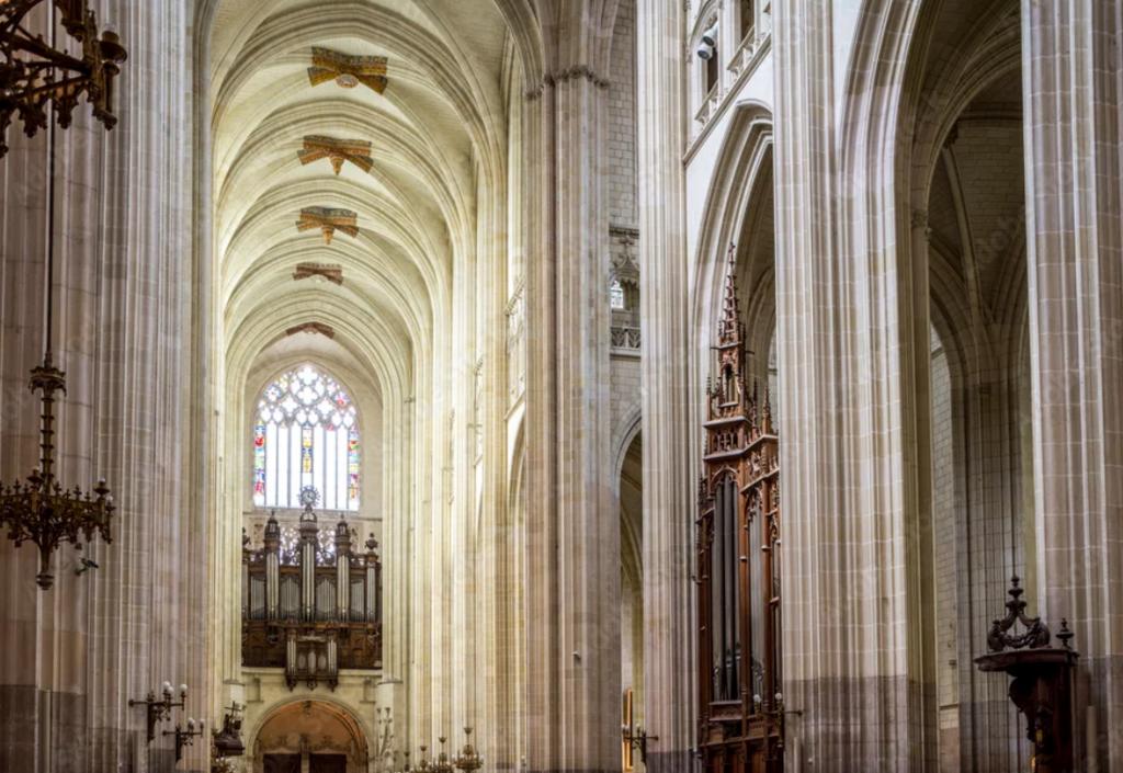 La cathédrale Saint-Pierre-et-Saint-Paul de Nantes avant l'incendie de juillet 2020, qui a détruit le grand orgue et la verrière visibles sur cette photo.