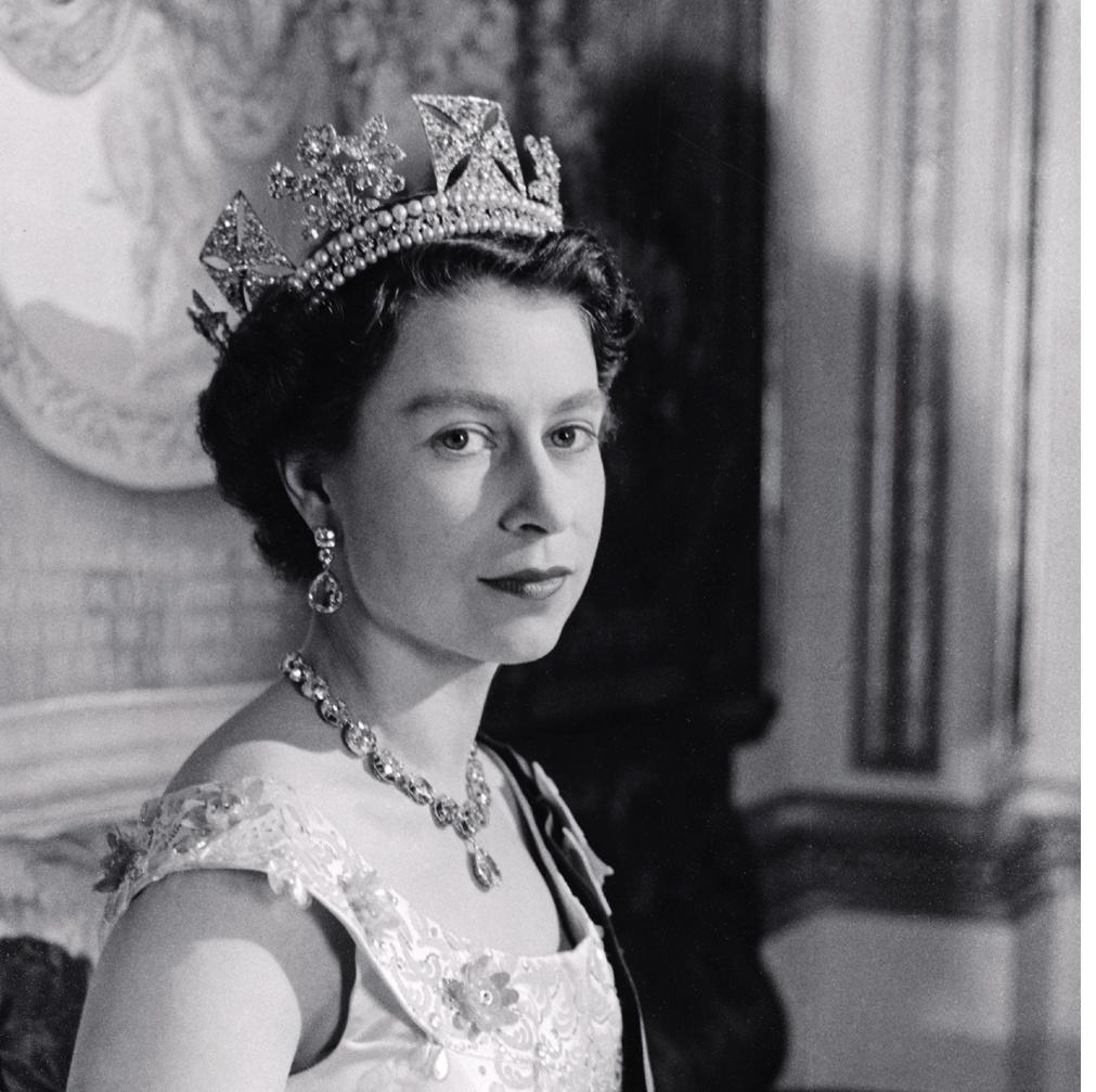 Cecil Beaton (1904‑1980), La reine Elizabeth II arborant le diadème de diamants (Rundell Bridge & Rundell, 1820, diamants, or, argent et perles), ainsi que le collier et les boucles d’oreille de diamants de la reine Victoria (R. & S. Garrard & Co, 1858, diamants, or, argent et platine), 1955. Londres, Victoria and Albert Museum.