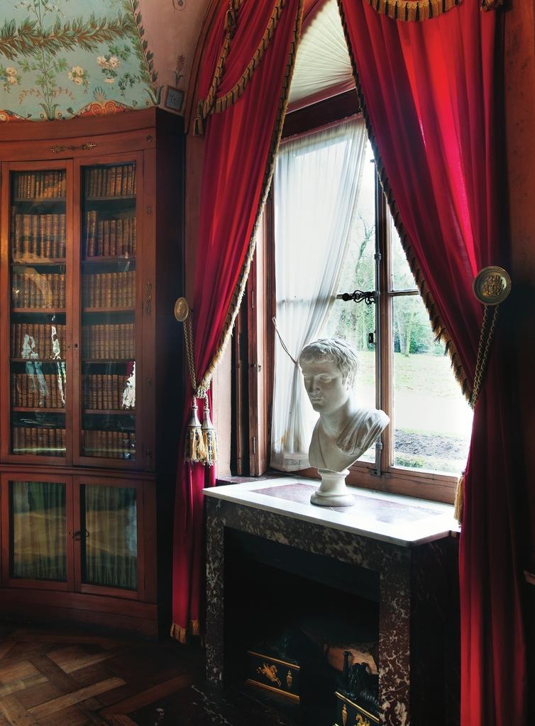 Vue de la bibliothèque de l’Empereur. Sur la cheminée, un buste d’empereur romain déposé par le musée du Louvre. Au plafond, le décor peint par Louis Lafite d’après un dessin de Charles Percier.