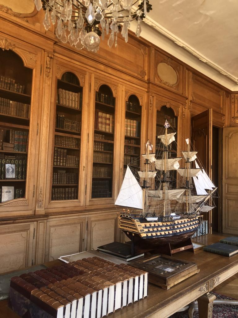 La bibliothèque du château de Saint-Fargeau.