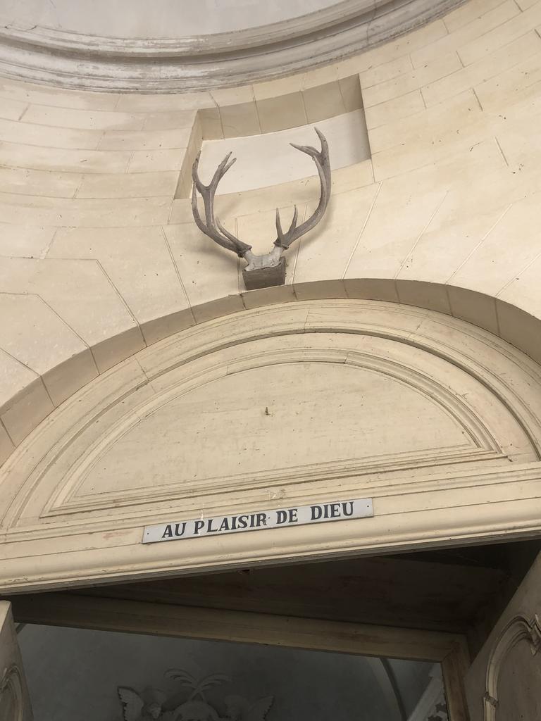 Le fronton de la chapelle porte la devise « Au plaisir de Dieu ».