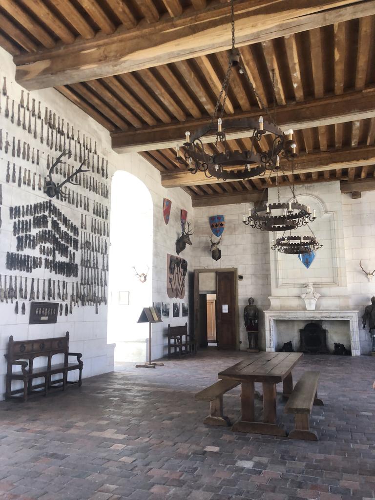 La salle des gardes exhibe de nouveau de nombreux trophées de chasse.