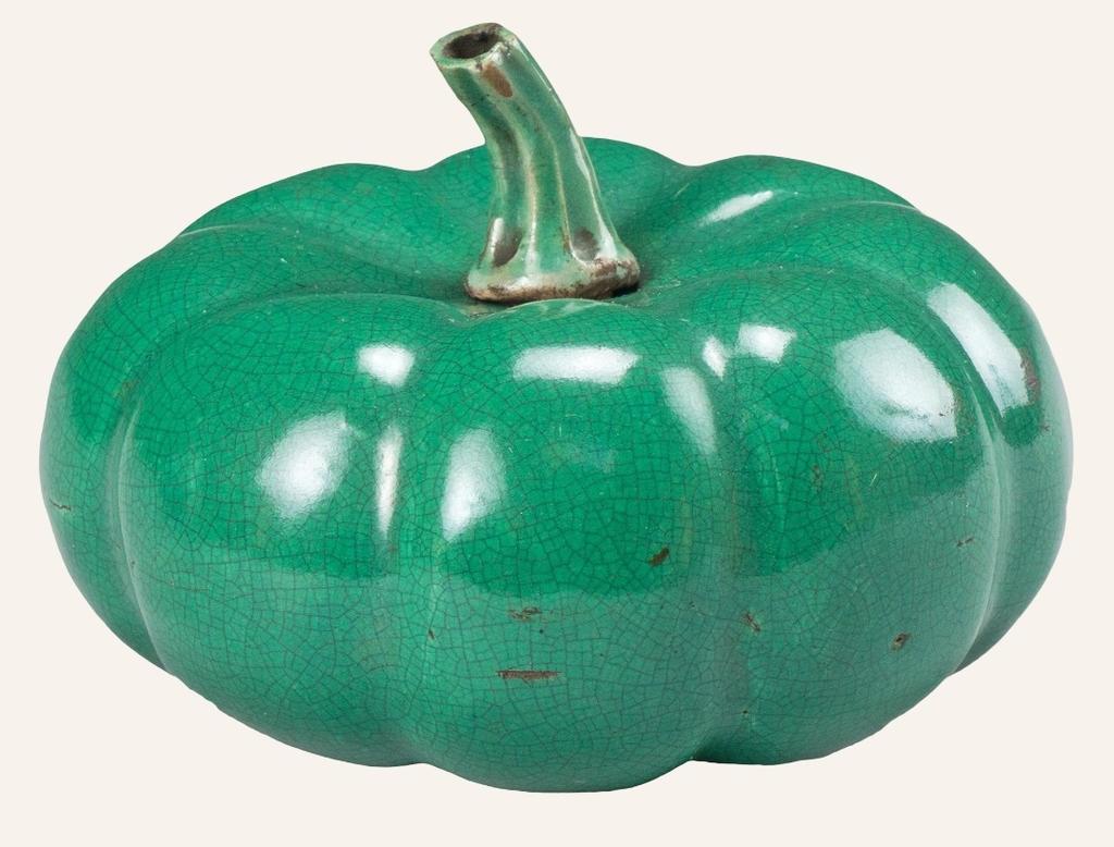 Chine, dynastie Qing, XIXᵉ siècle. Compte-gouttes en porcelaine monochrome vert, L. 10 cm. Vente Paris Drouot, Farrando, 4 juillet 2025. Expert : Qinghua YIN. Estimé : 80/120 € Adjugé : 2 857 € (frais inclus).