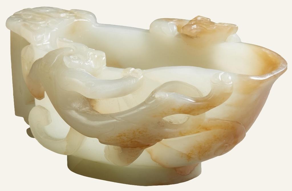 Chine, dynastie Qing (1644-1911). Coupe libatoire, en jade céladon légèrement infusé de rouille, 5,9 x 12 cm. Vente Paris Drouot, Delon / Hoebanx, 26 juin 2025. Experts : cabinet Ansas, Papillon & de Léry. Estimé : 3 000/5 000 € Adjugé : 3 640 € (frais inclus).