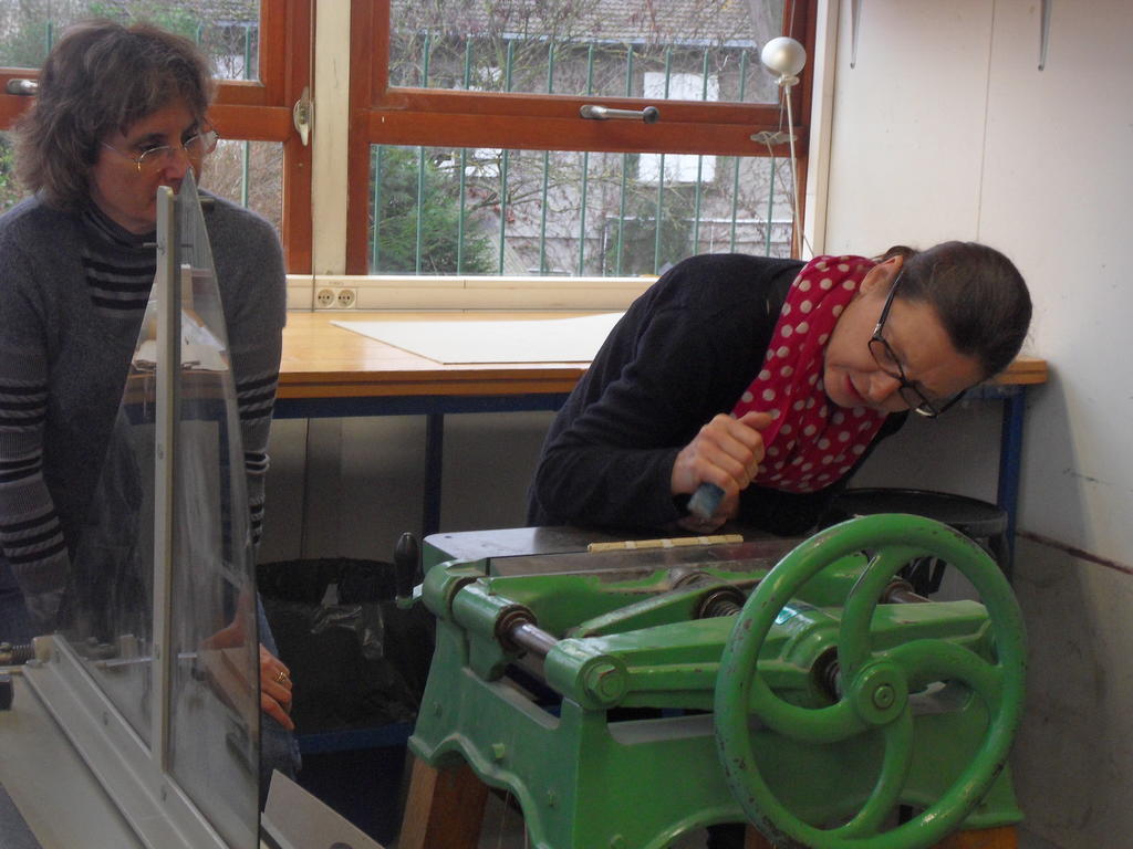 Corinne Copie aide une élève à endosser son livre.