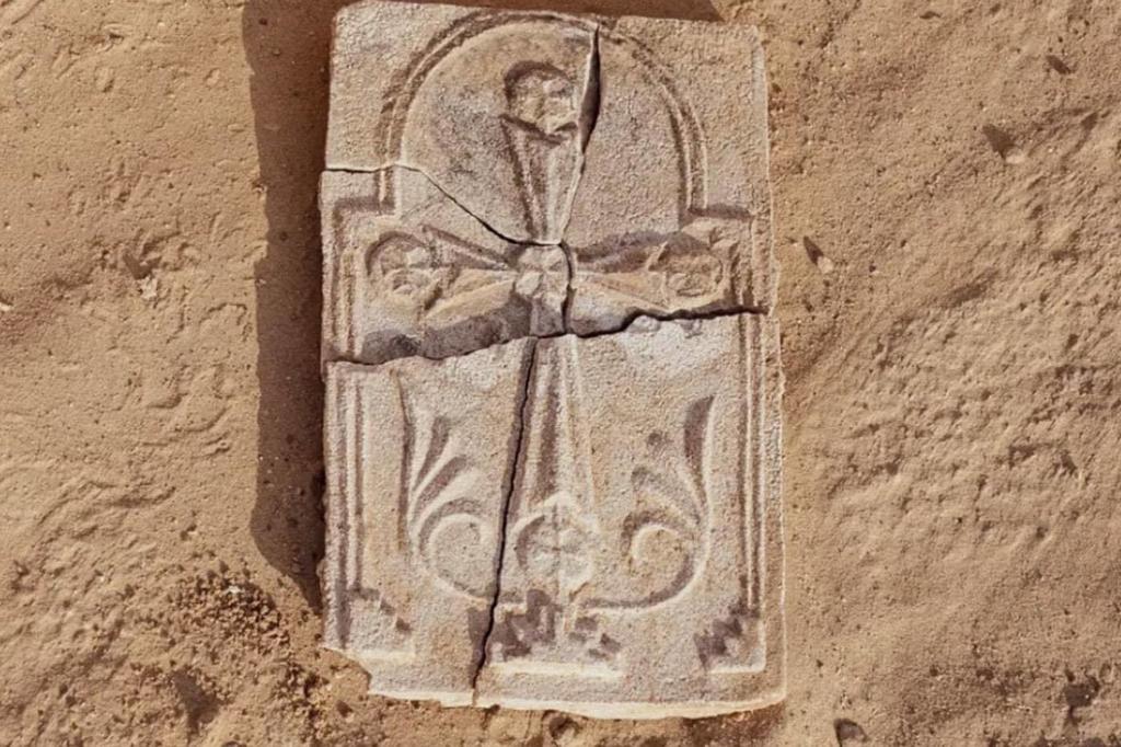 Plaque de stuc moulée ornée d’une croix ancienne, monastère de Sir Bani Yas, île de Sir Bani Yas, Émirats arabes unis.