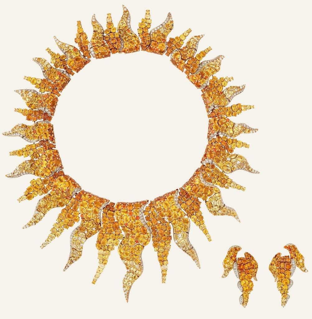 Dior, Roi soleil, collier et pendants d’oreilles en or, saphirs jaunes et orange, grenat spessartite, D. 42 et 5,5 cm. Vente Genève, Christie’s, 14 mai 2025. Estimé : 60 000/100 000 CHF. Adjugé : 289 800 CHF (309 746 € frais inclus).