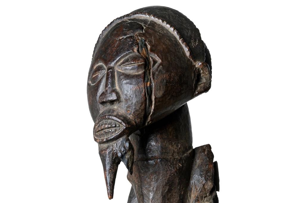 Effigie d’ancêtre (détail), Peuple Suku du Nord, République démocratique du Congo. Bois. Paris, galerie Bernard Dulon.
