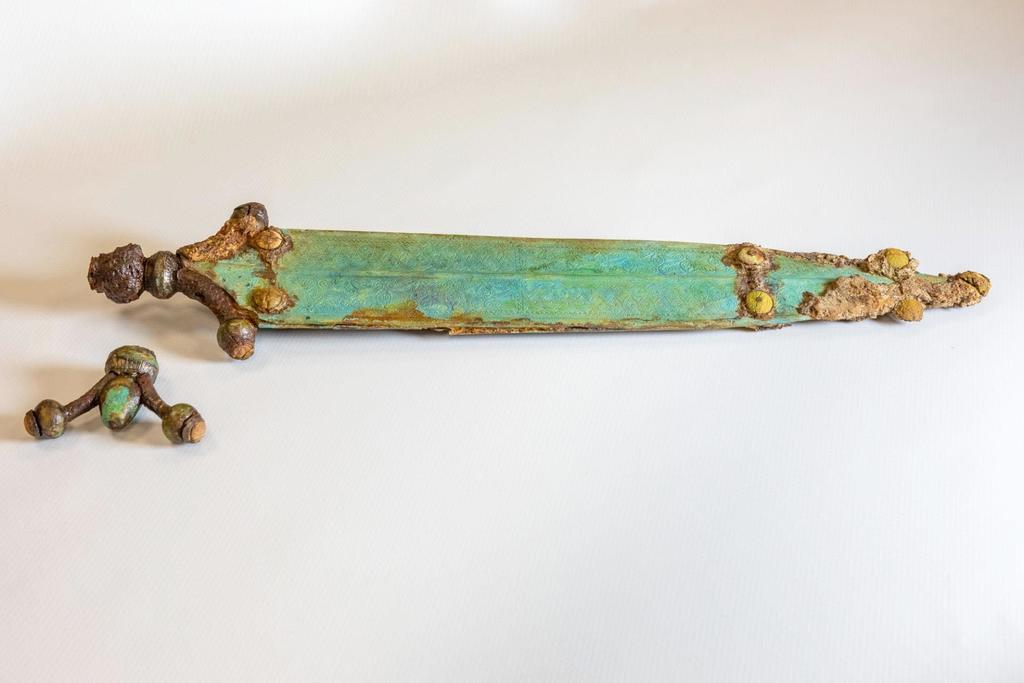 Détail des différents éléments décorés du fourreau et de la poignée à antennes de l’épée de la sépulture 782, découverte lors de la fouille préventive réalisée en amont du projet d’extension de la ZAC des Ancises à Creuzier-le-Neuf (Allier). 