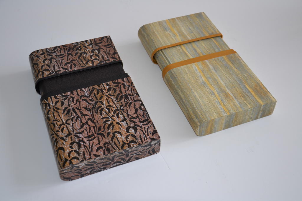 Exemplaire-modèle pour le stage consacré à l’étui Davidoff, sur le principe de la boîte à fourreau à dos arrondi, gainé avec un listel en cuir et couvert en papier décoré. 