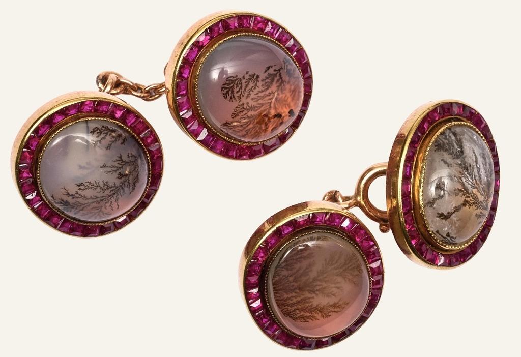 Fabergé, atelier d’Albert Holmström, boutons de manchettes en or et agate, Saint-Pétersbourg, vers 1910. 1,6 x 1,1 cm. Vente Genève, Sotheby’s, 16 mai 2025. Estimé : 10 000/15 000 CHF. Adjugé : 27 940 CHF (29 917 € frais inclus).