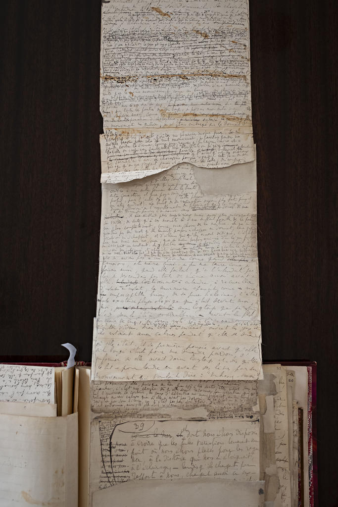Le fonds que souhaite acquérir la Bibliothèque nationale de France comprend de nombreux documents concernant À la recherche du temps perdu : ébauches sur feuilles volantes, ajouts – dont les fameuses paperoles, visibles sur cette photo –, pages découpées de cahiers, pages dactylographiées corrigées, fragments d’épreuves…