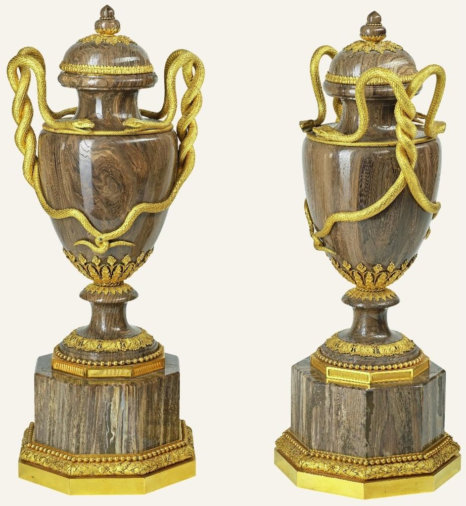 François Rémond et Ange Joseph Aubert (1736-1785), paire de vases couverts, 1784. Bronze fondu, ciselé et doré, bois pétrifié, 43 x 18 x 16 cm. 