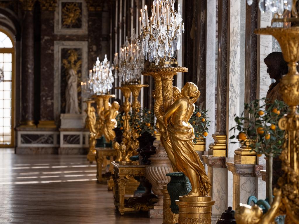 Les torchères de la galerie des Glaces ont été reconstituées en 1980 d'après des modèles existants. 
