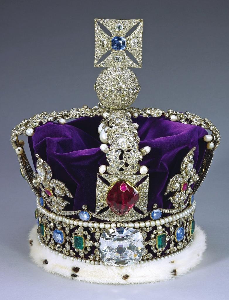 Garrard & Co, couronne impériale, 1937. Or, platine, argent, diamants, rubis, émeraudes, saphirs, spinelle, perles, velours et hermine, 31,5 cm.